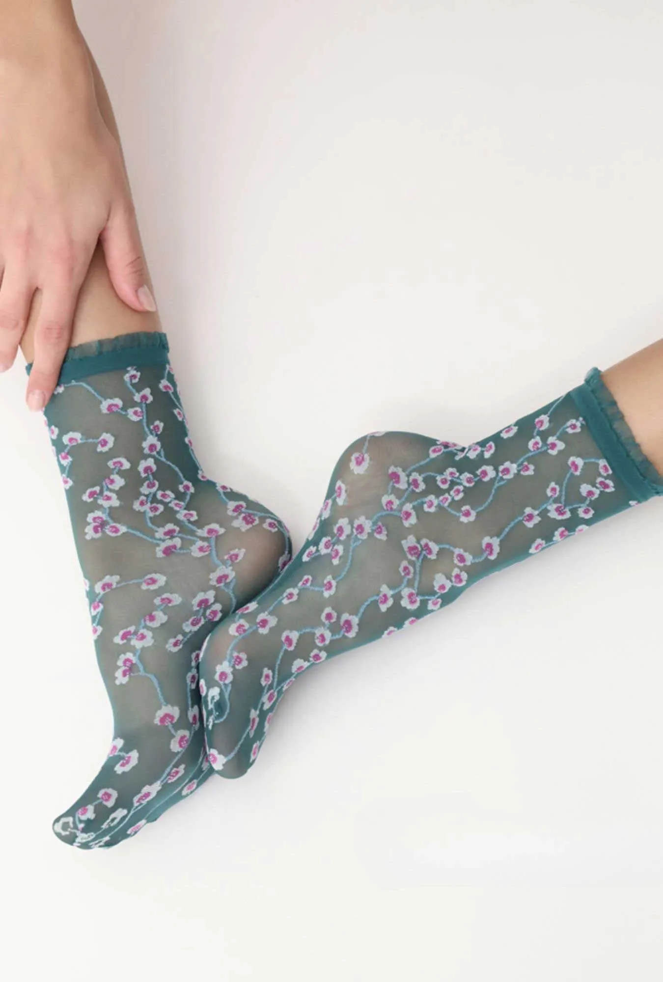 Oroblu Fashion Flowers Sheer Patterned Crew Socks