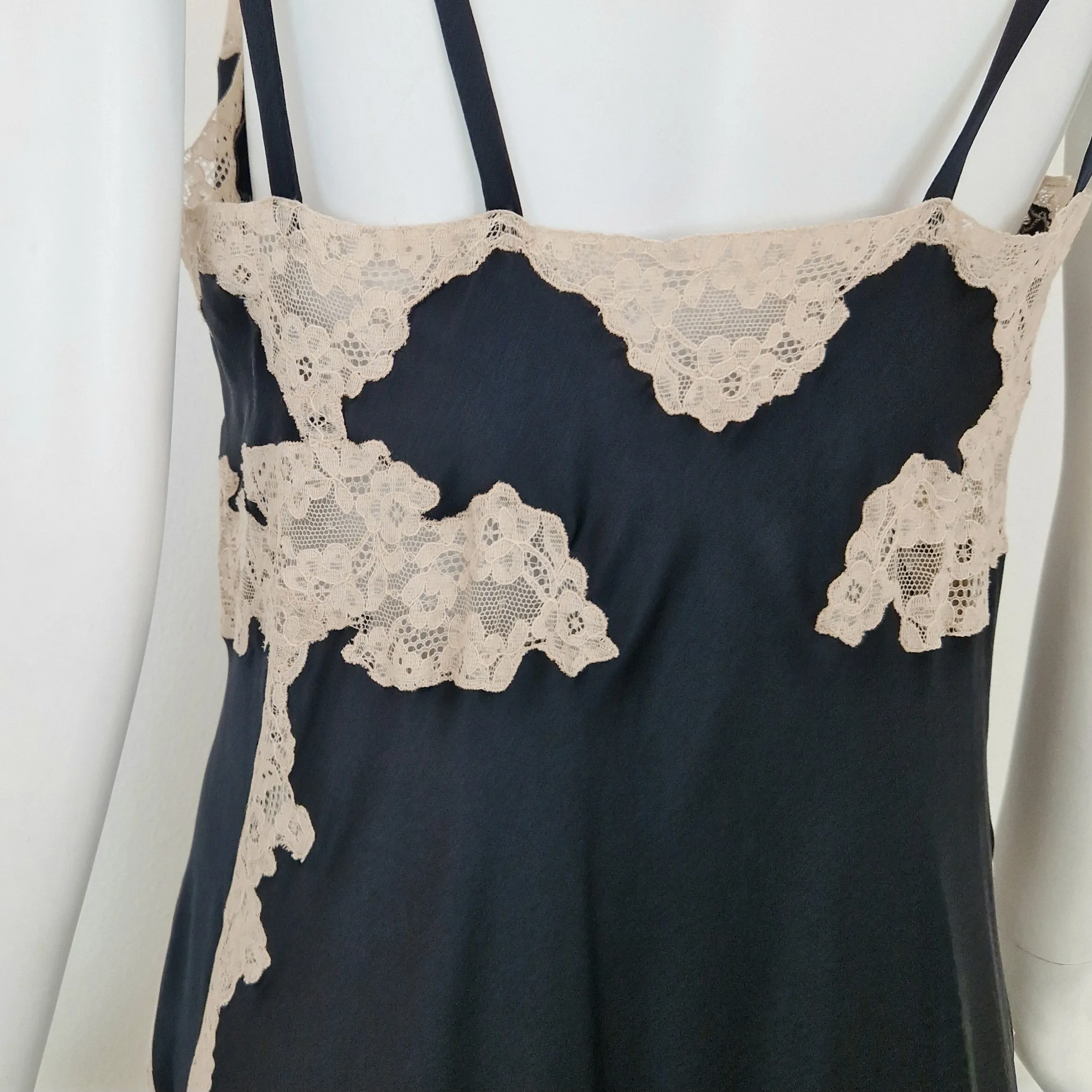 Slip dress in seta nera e pizzo